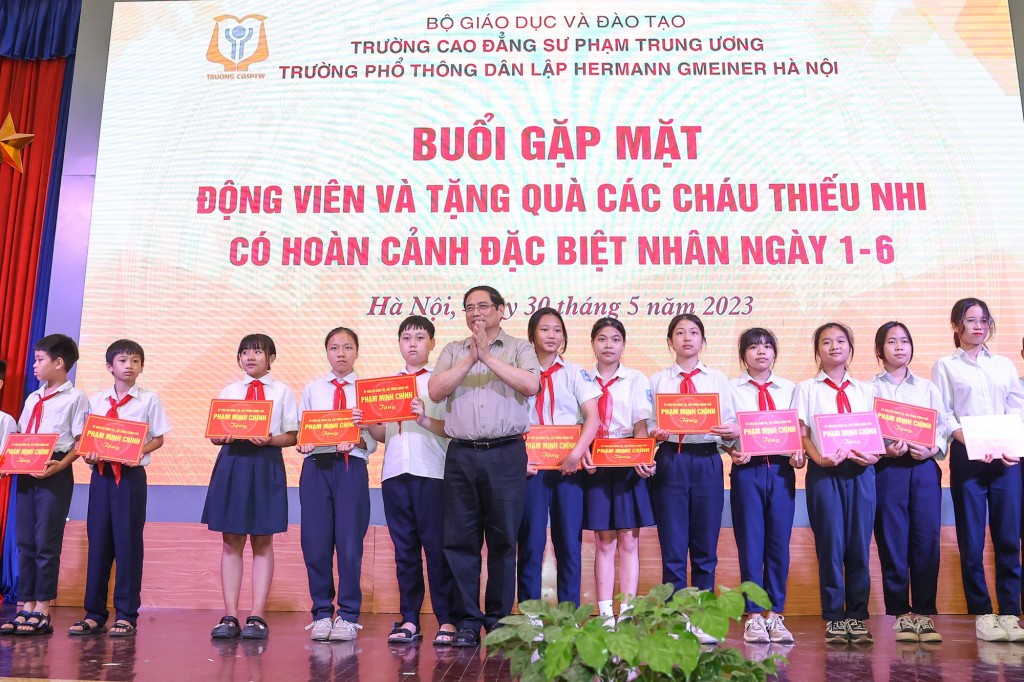 Thủ tướng tặng quà cho các em học sinh Trường Phổ thông dân lập Hermann Gmener - Ảnh: VGP/Nhật Bắc