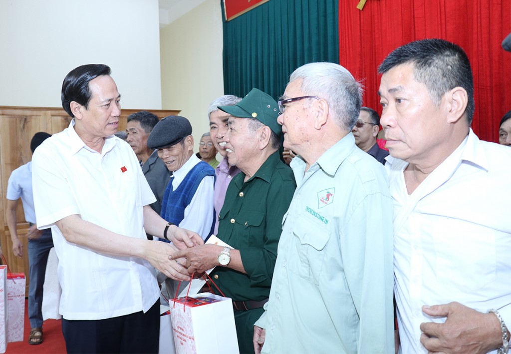 Bộ trưởng Bộ Lao động – TBXH Đào Ngọc Dung tặng quà người có công huyện Triệu Sơn (tỉnh Thanh Hóa)