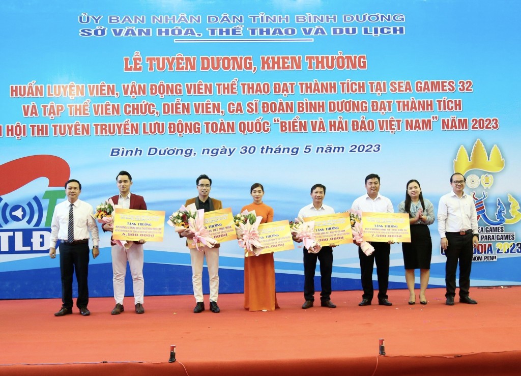 Ban Tuyên giáo Tỉnh ủy trao thưởng cho các ca sĩ, diễn viên đạt thành tích cao tại Hội thi Tuyên truyền lưu động toàn quốc chủ đề “Biển và Hải đảo Việt Nam 2023”.