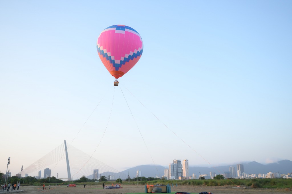 Khinh khí cầu tại bờ đông Công viên Châu Á- Asia Park