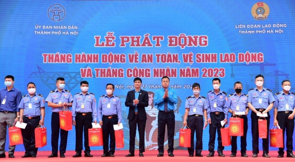 Tổ chức Công đoàn luôn quan tâm đến công tác đảm bảo ATVSLĐ. Ảnh CĐHN Tổ chức Công đoàn luôn quan tâm đến công tác đảm bảo ATVSLĐ. Ảnh CĐHN