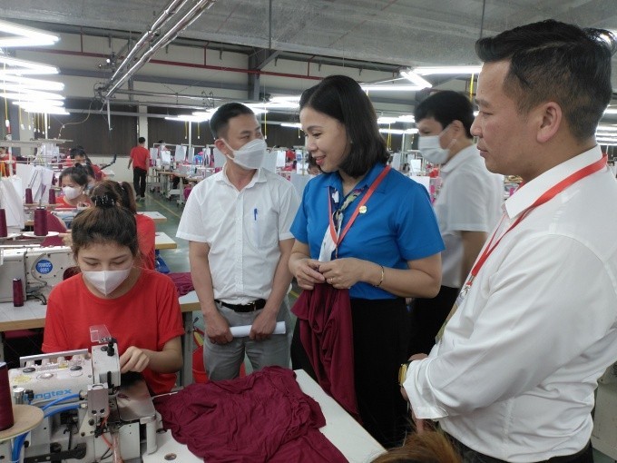 Quan tâm chăm lo cho môi trường làm việc sạch sẽ, an toàn của NLĐ. Ảnh: LĐCĐ.