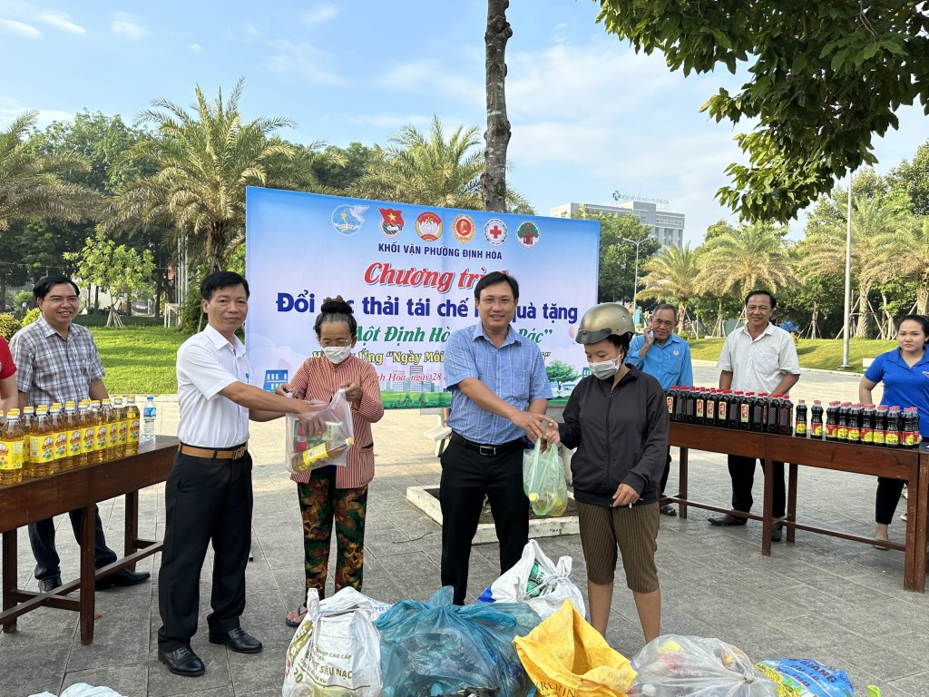 đổi rác thải lấy nhu yếu phẩm tại phường Định Hòa, TP.Thủ Dầu Một.