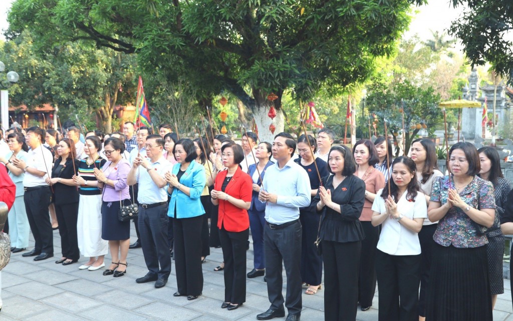 Đoàn đại biểu Quốc hội chuyên trách 63 tỉnh, thành dâng hương tại đền thờ Hai Bà Trưng