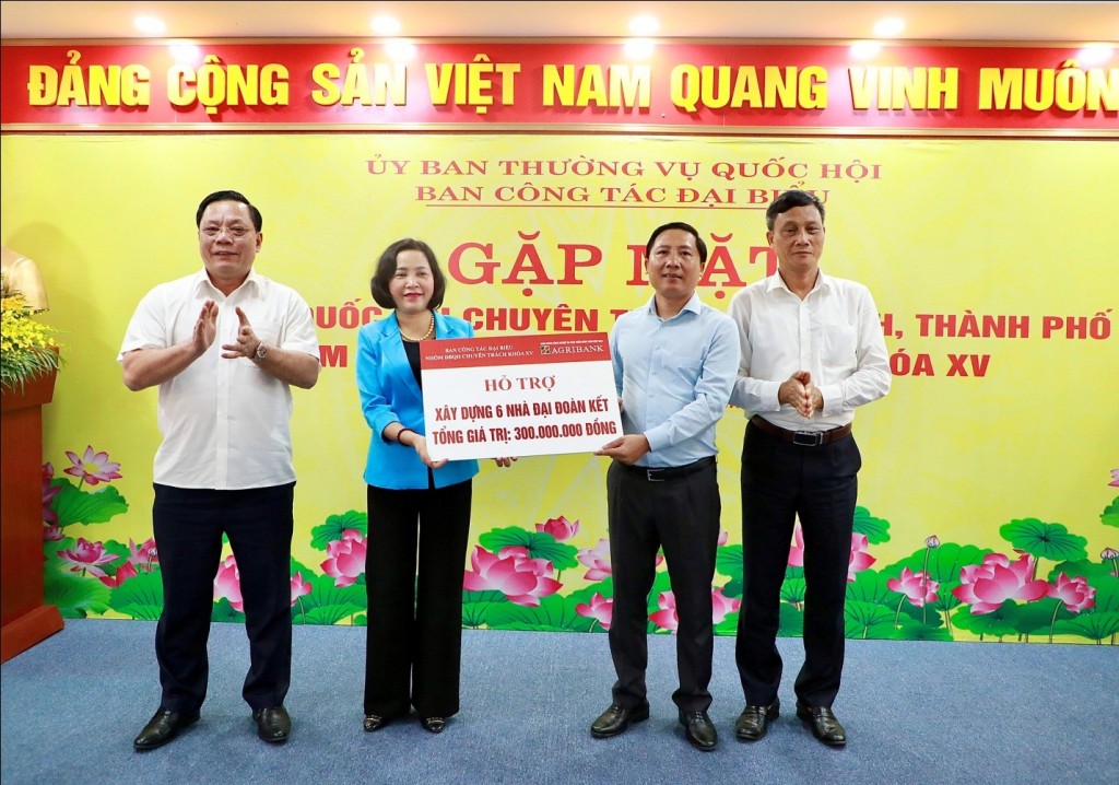 Đoàn đại biểu Quốc hội chuyên trách 63 tỉnh, thành tặng quà tại huyện Mê Linh
