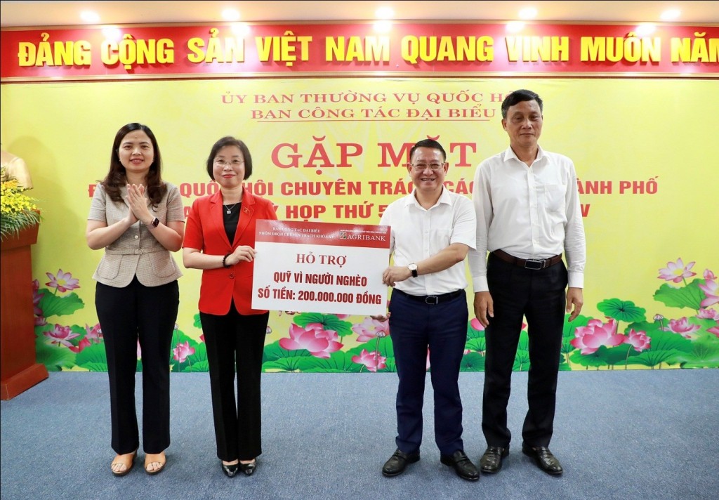 Đoàn đại biểu Quốc hội chuyên trách 63 tỉnh, thành tặng quà tại huyện Mê Linh