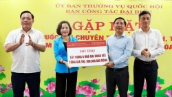 Đoàn đại biểu Quốc hội chuyên trách 63 tỉnh, thành tặng quà tại huyện Mê Linh