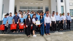 Lãnh đạo tỉnh Bình Dương tặng quà cho công nhân trên địa bàn huyện Dầu Tiếng