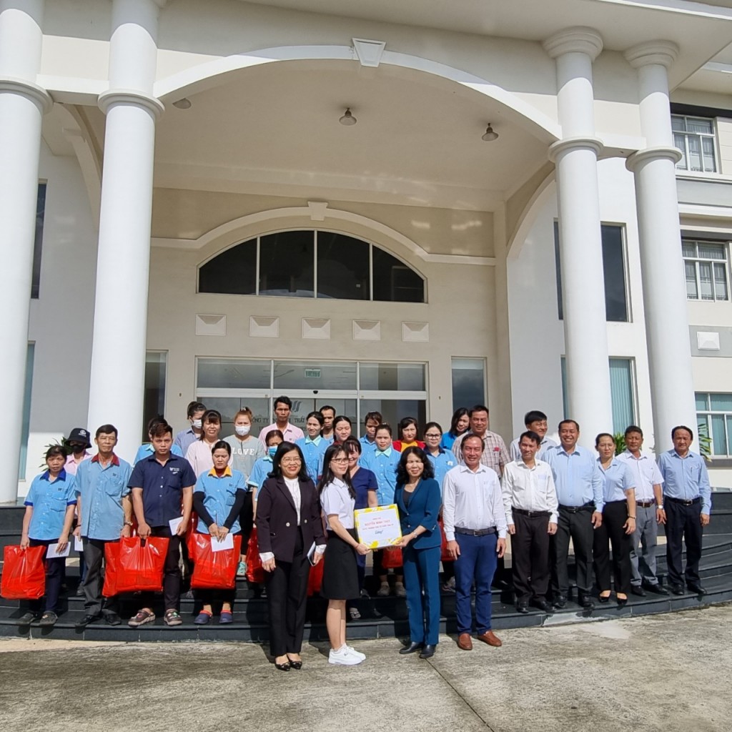 Lãnh đạo tỉnh Bình Dương tặng quà cho công nhân trên địa bàn huyện Dầu Tiếng