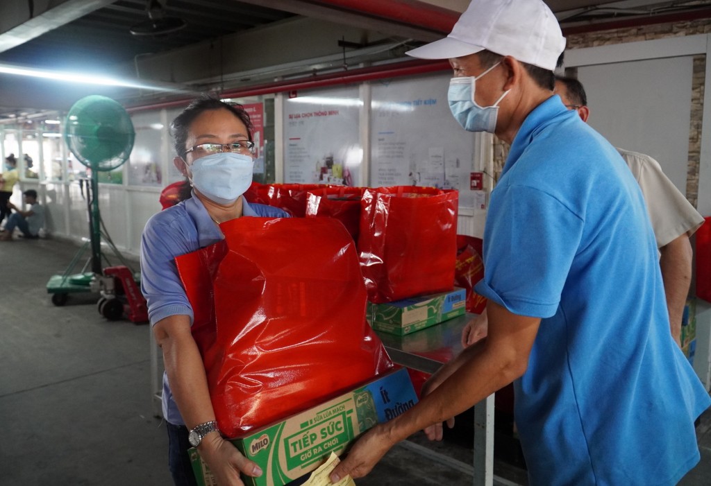 Nestlé Việt Nam thông qua Quỹ Xã hội từ thiện Tấm Lòng Vàng tặng sữa lúa mạch đến công nhân lao động tại Tp. Biên Hòa. 