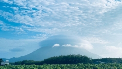 Mây đĩa bay trở lại núi Bà Đen đúng dịp mừng Phật đản