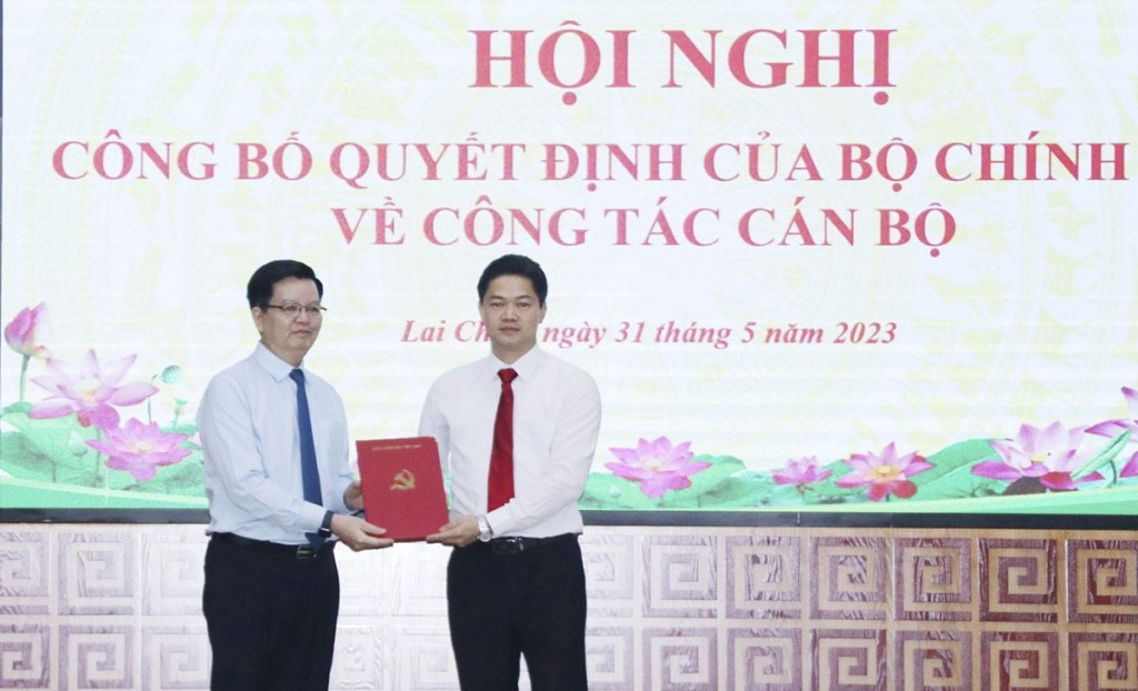 Phó Trưởng ban Thường trực Ban Tổ chức Trung ương Mai Văn Chính trao Quyết định của Bộ Chính trị cho ông Vũ Mạnh Hà.