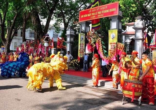 Lễ hội kỷ niệm 595 năm ngày Vua Lê Thái Tổ đăng quang bao gồm chuỗi các hoạt động văn hoá nghệ thuật đặc sắc, giúp người dân và khách du lịch kết nối với lịch sử và di sản ngàn năm của Hà Nội (Ảnh: Đào Văn Ngọc)