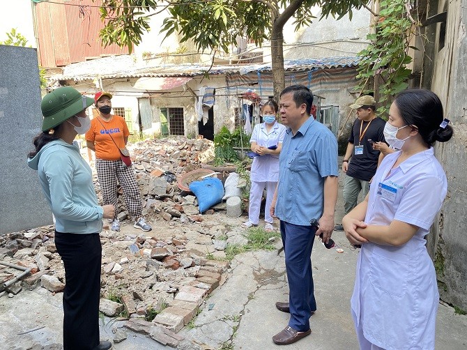 Lãnh đạo Trung tâm Kiểm soát bệnh tật thành phố Hà Nội kiểm tra công tác phòng chống SXH tại hộ gia đình người dân ở phường Minh Khai.