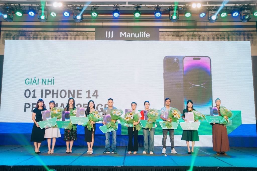 Đại diện Manulife trao giải cho các khách hàng may mắn