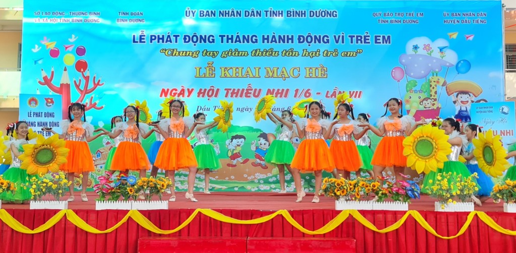 hơn 1.200 trẻ em có hoàn cảnh khó khăn đã thưởng thức nhiều tiết mục văn nghệ vui tươi, sôi động, tham gia hội thi đố vui với chủ đề: “Tìm hiểu Luật Trẻ em, phòng, chống tai nạn thương tích và xâm hại trẻ em”; “Nâng cao năng lực thực hiện quyền Trẻ em” năm 2023.