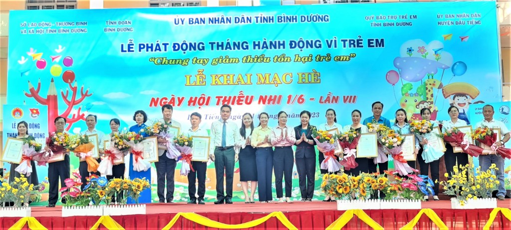 Tại buổi lễ, ban tổ chức cũng đã tặng hoa tri ân các nhà tài trợ 