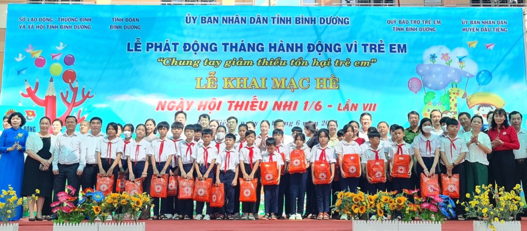 Mỗi phần quà trị giá 1,655 triệu đồng, gồm 300 ngàn tiền mặt, 1 phần quà trị giá 300 ngàn đồng và phiếu khám bệnh miễn phí trị giá 1,055 triệu đồng. Tổng trị giá các phần quà là hơn 2 tỷ đồng.