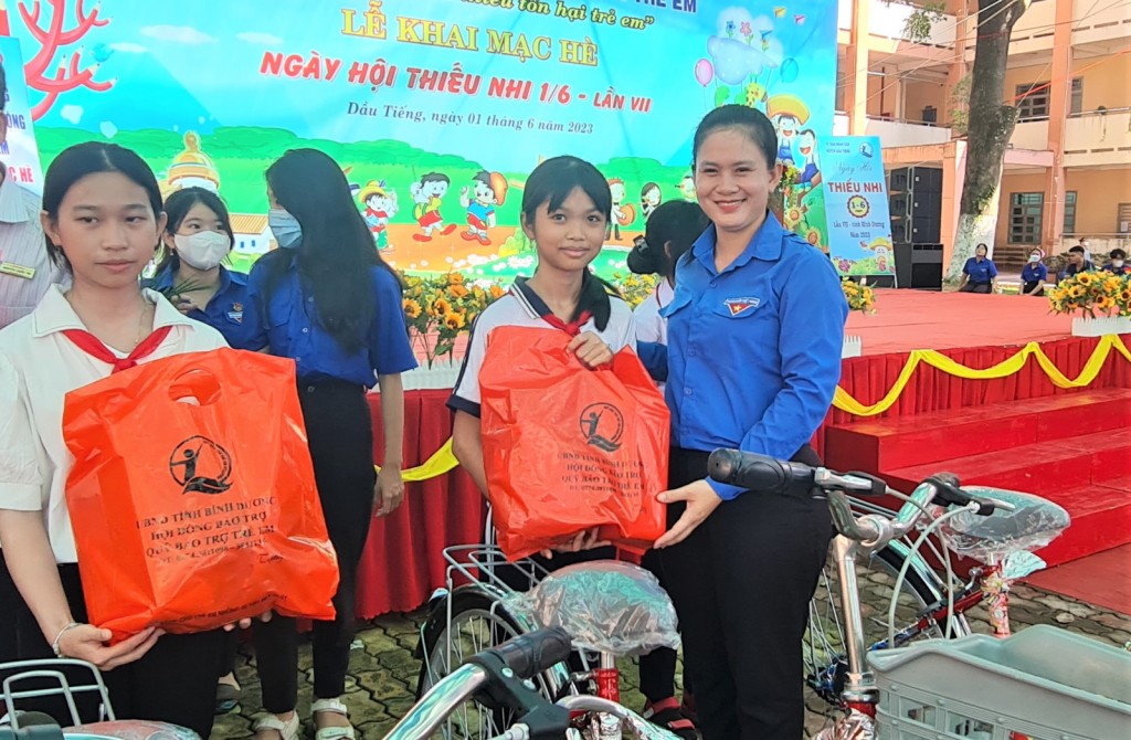 Tỉnh đoàn cũng đã trao tặng 10 xe đạp cho các em học sinh có hoàn cảnh khó khăn. 