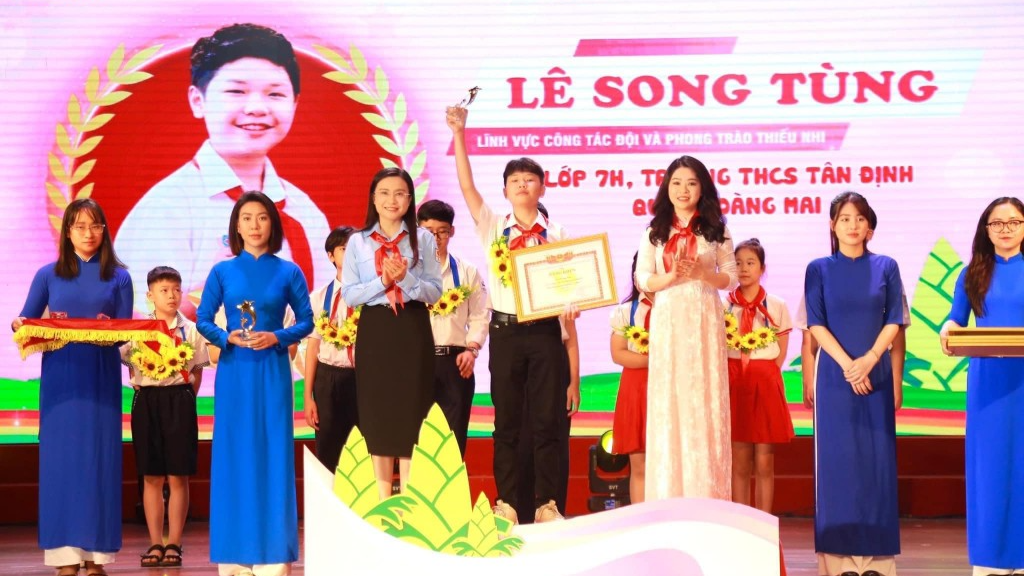 Lê Song Tùng vinh dự được nhận giải thưởng 15/5