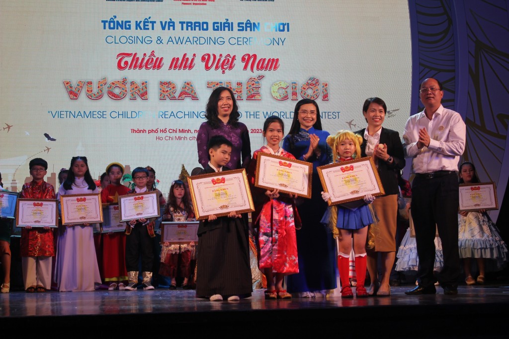 Các em thiếu nhi đến từ Trường tiểu học Nguyễn Trãi, TP Hải Phòng giành giải Nhất sân chơi “Thiếu nhi Việt Nam - Vươn ra thế giới”