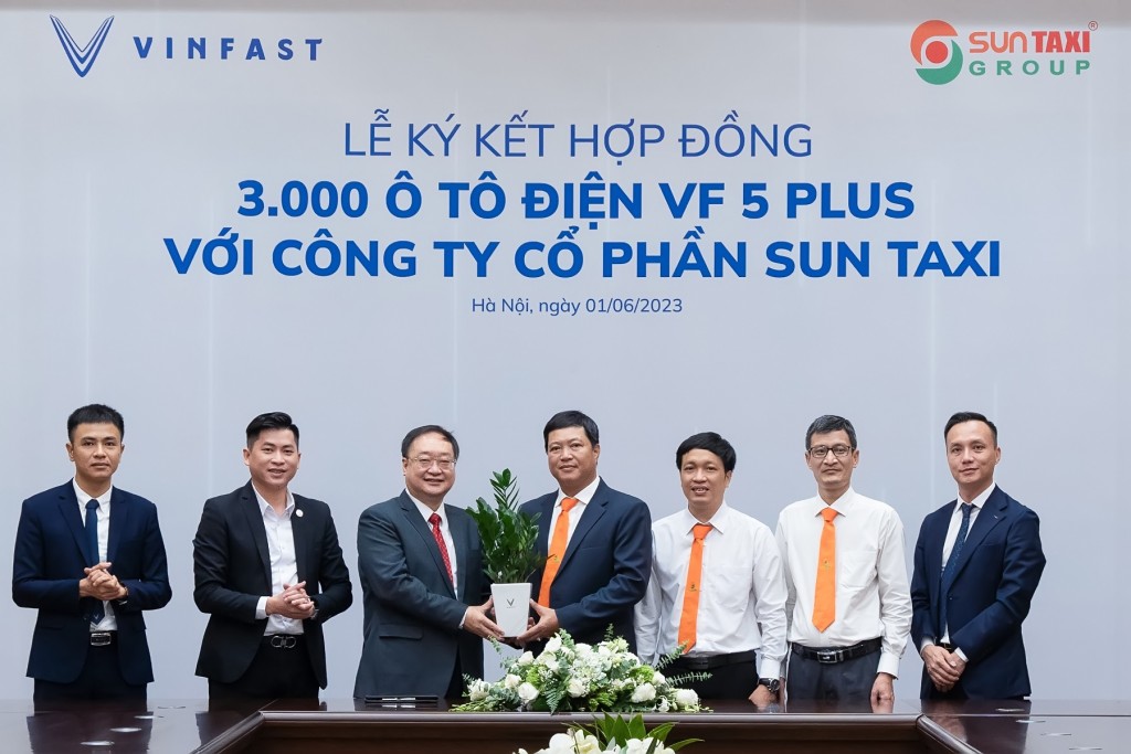 Đại diện VinFast và Sun Taxi ký kết hợp đồng.