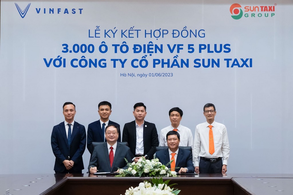 Đại diện VinFast và Sun Taxi ký kết hợp đồng.