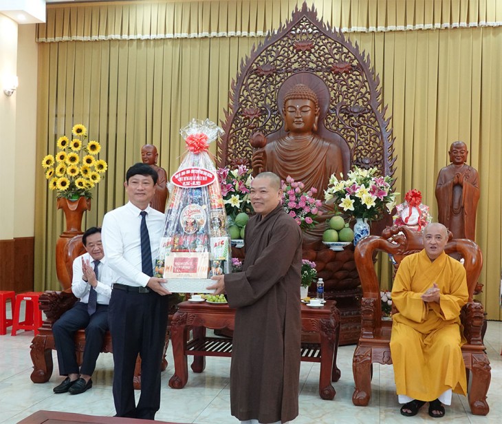 Ông Võ Văn Minh - Phó Bí thư Tỉnh ủy, Chủ tịch UBND tỉnh tặng quà lưu niệm cho Ban Trị sự GHPG Việt Nam tỉnh 