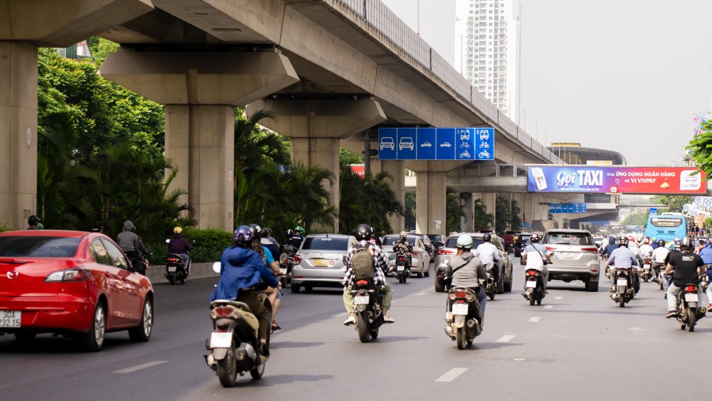 Những cung đường có "mái che khổng lồ" dưới cái nắng hơn 40 độ C ở Hà Nội