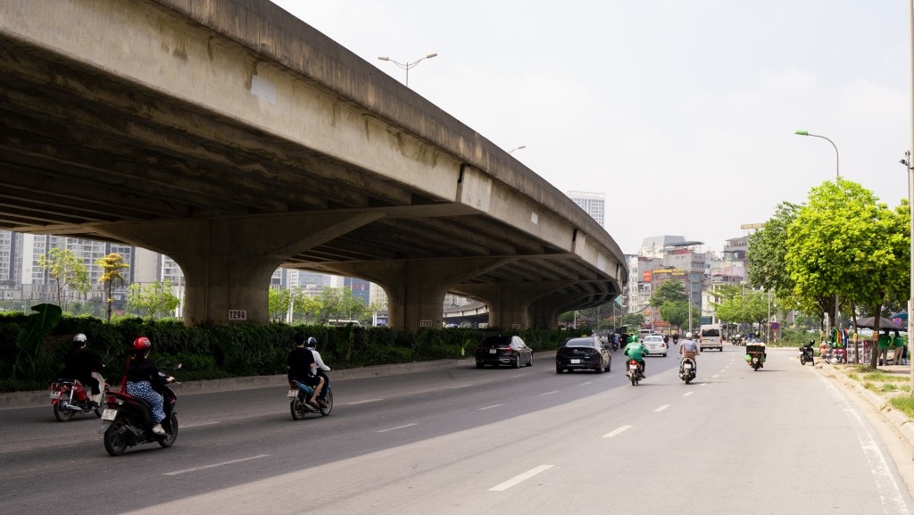 Những cung đường có "mái che khổng lồ" dưới cái nắng hơn 40 độ C ở Hà Nội