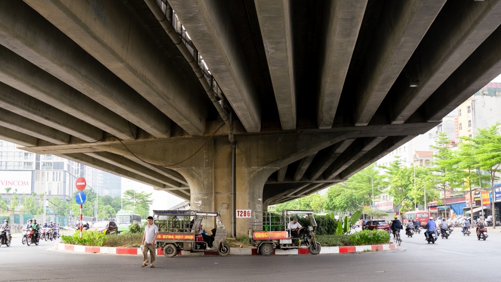 Những cung đường có "mái che khổng lồ" dưới cái nắng hơn 40 độ C ở Hà Nội Những cung đường có "mái che khổng lồ" dưới cái nắng hơn 40 độ C ở Hà Nội