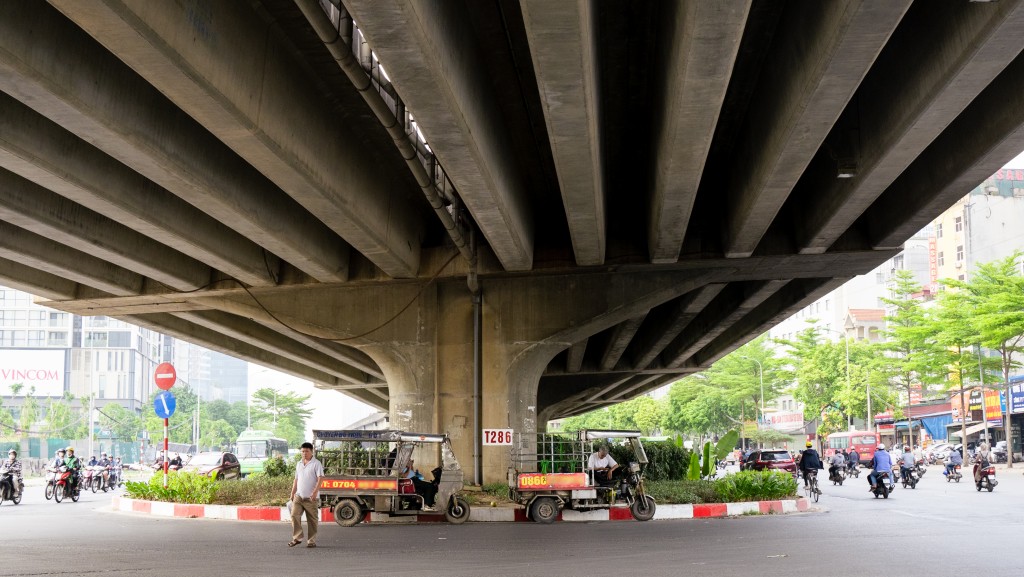 Những cung đường có "mái che khổng lồ" dưới cái nắng hơn 40 độ C ở Hà Nội