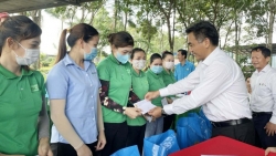 Lãnh đạo tỉnh Bình Dương thăm hỏi người lao động tại huyện Bàu Bàng