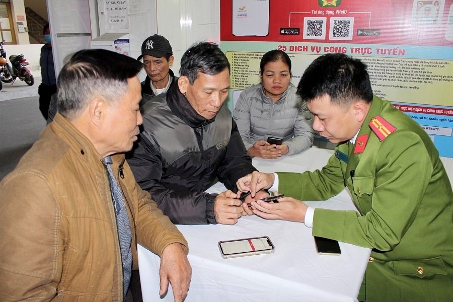 Hướng dẫn người dân hoàn thành việc đăng ký tài khoản định danh điện tử tại Bệnh viện Đa khoa quận Ngô Quyền. (Ảnh - Vũ Quỳnh)