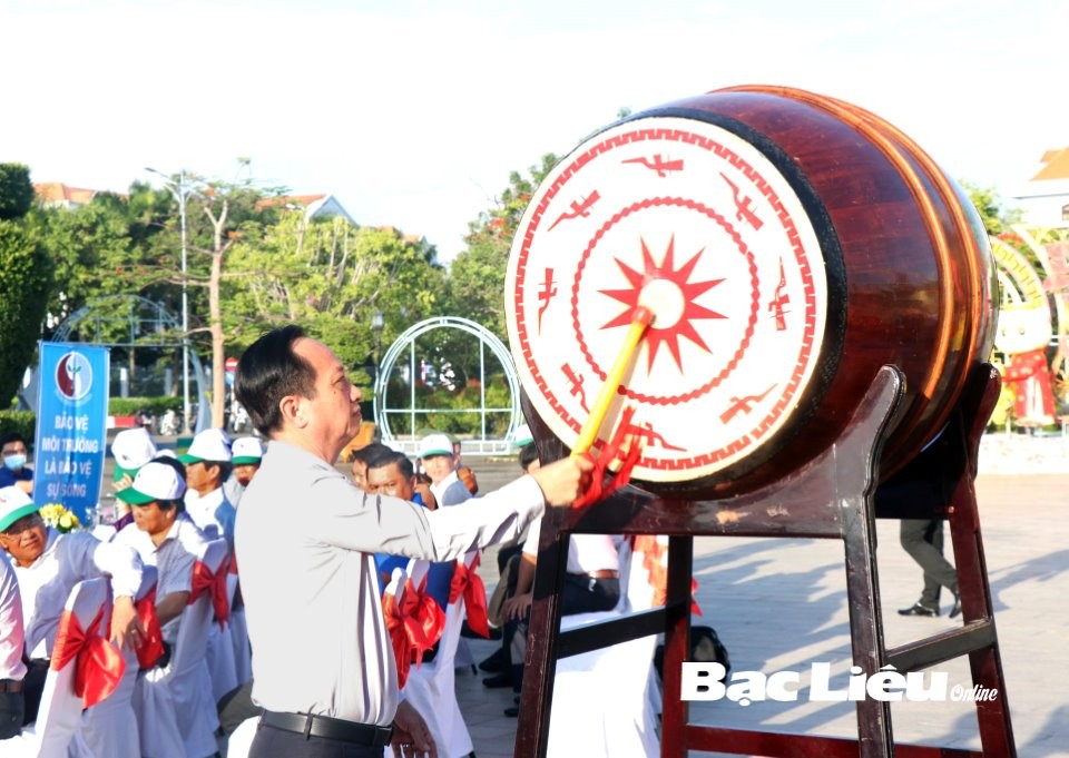 Chủ tịch UBND tỉnh - Phạm Văn Thiều đánh trống ra quân Chiến dịch Thanh niên tình nguyện hè năm 2023.