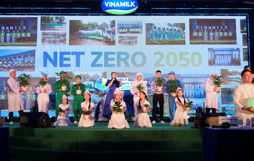 Vinamilk công bố lộ trình tới Net Zero 2050 và nhà máy, trang trại đạt trung hòa carbon đầu tiên