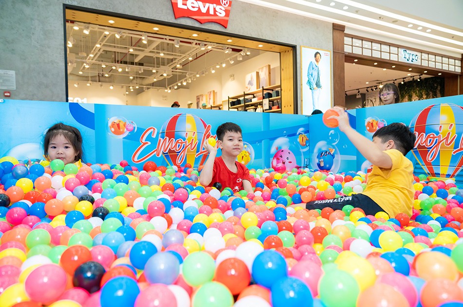 Rất đông các bé nhỏ và gia đình đến với Vincom Mega Mall Ocean Park để săn quà từ “Bể cảm xúc” khổng lồ.