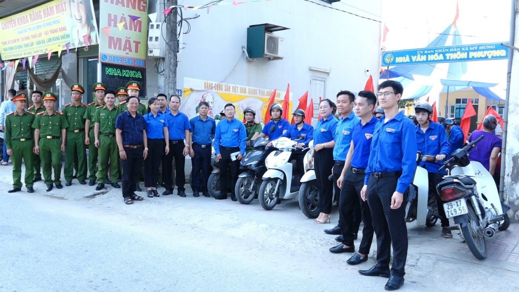 Các đội hình thanh niên xung kích huyện Thanh Oai ra quân bắt đầu chiến dịch
