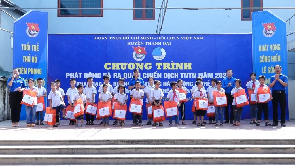Huyện đoàn Thanh Oai trao tặng 25 suất quà cho thiếu nhi có hoàn cảnh khó khăn nhân dịp 1/6