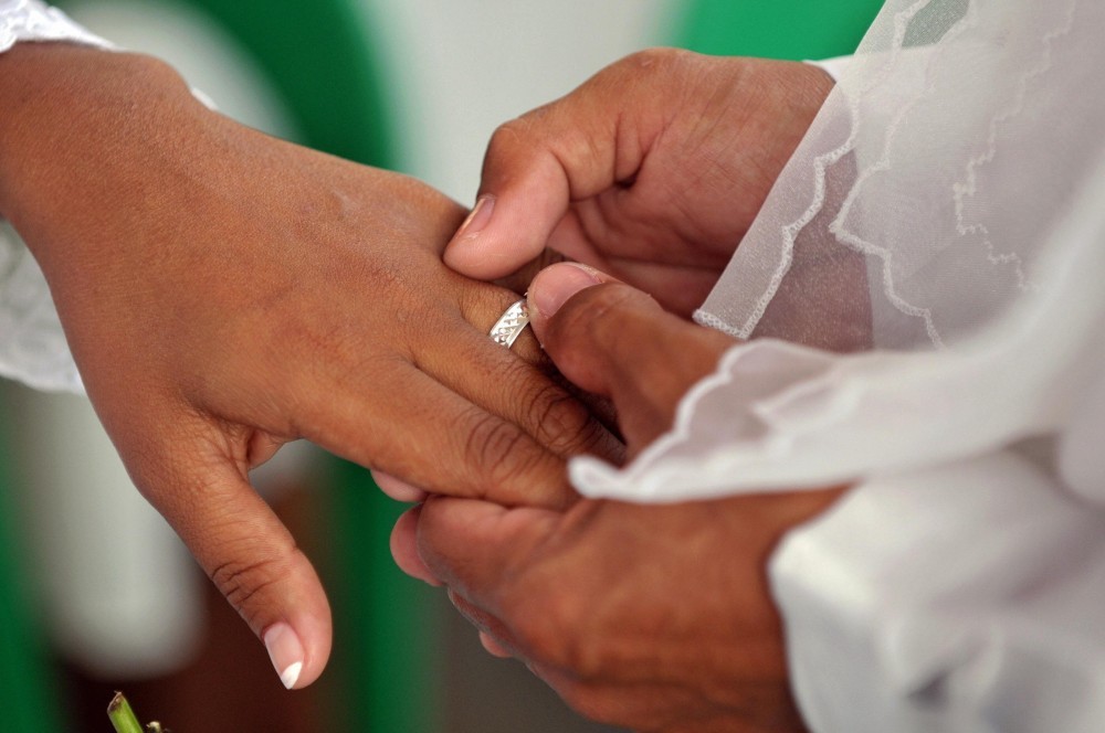 Lệnh cấm khiến các cặp vợ chồng khó cắt đứt quan hệ và tái hôn, cũng như thoát khỏi người vợ/chồng bạo lực.Ảnh: AFP