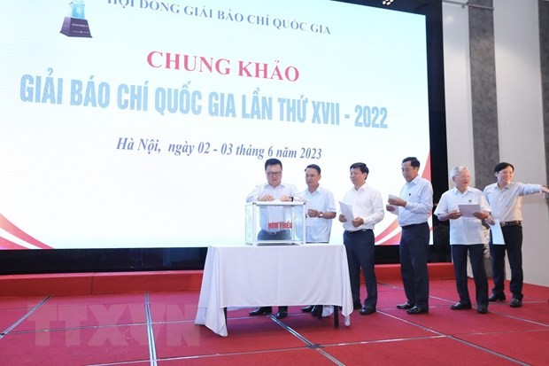 Thành viên Hội đồng chung khảo bỏ phiếu chấm tác phẩm để xét trao Giải báo chí Quốc gia lần thứ 17 