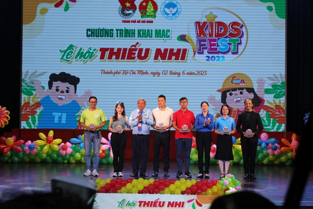 Thành đoàn TP Hồ Chí Minh tặng Biểu trưng Lễ hội để cảm ơn các đơn vị đồng hành