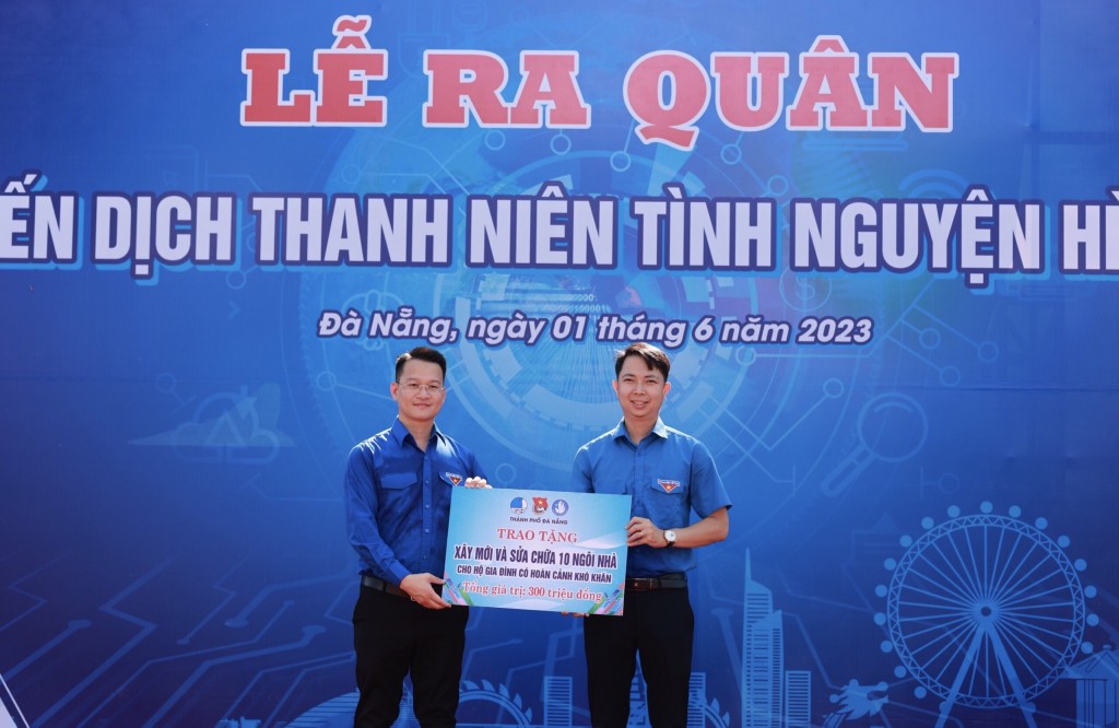 Thành Đoàn Đà Nẵng trao tặng các công trình thanh niên cho các đơn vị trên địa bàn Đà Nẵng (Ảnh Đ.Minh)