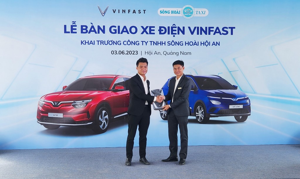 Nghi lễ bàn giao xe cho đơm vị vận hành