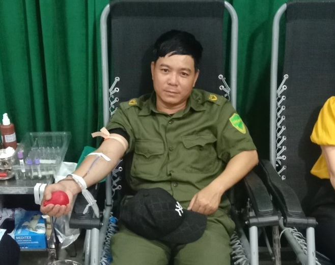 Anh Phạm Văn Thắng hiến máu tình nguyện