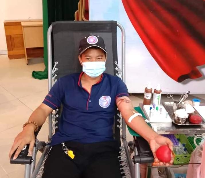 Anh tài xế taxi với “gia tài” 99 chứng nhận hiến máu