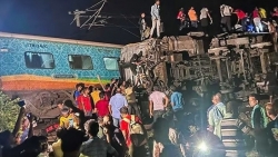 Ấn Độ: Lời kể của các nạn nhân sống sót trong vụ tai nạn đường sắt kinh hoàng