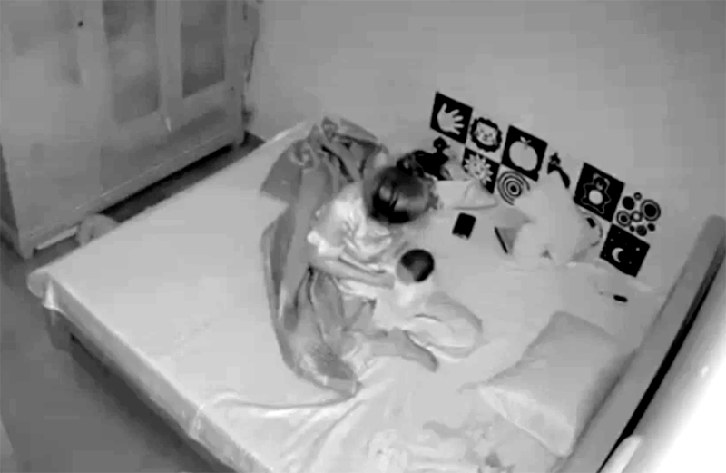 Camera ghi lại hình ảnh bảo mẫu “rung lắc” bé trai trong căn hộ chung cư