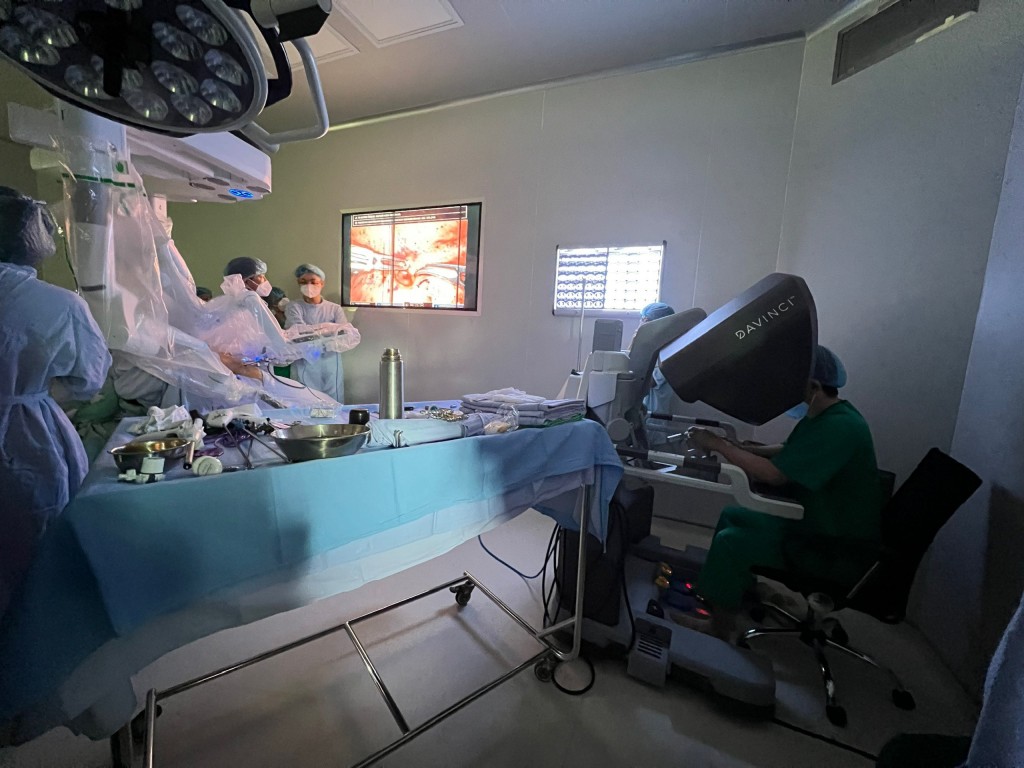 các bác sỹ Bệnh viện K và chuyên gia Nhật Bản đã thực hiện 1 ca phẫu thuật bằng Robot điều trị ung thư phổi