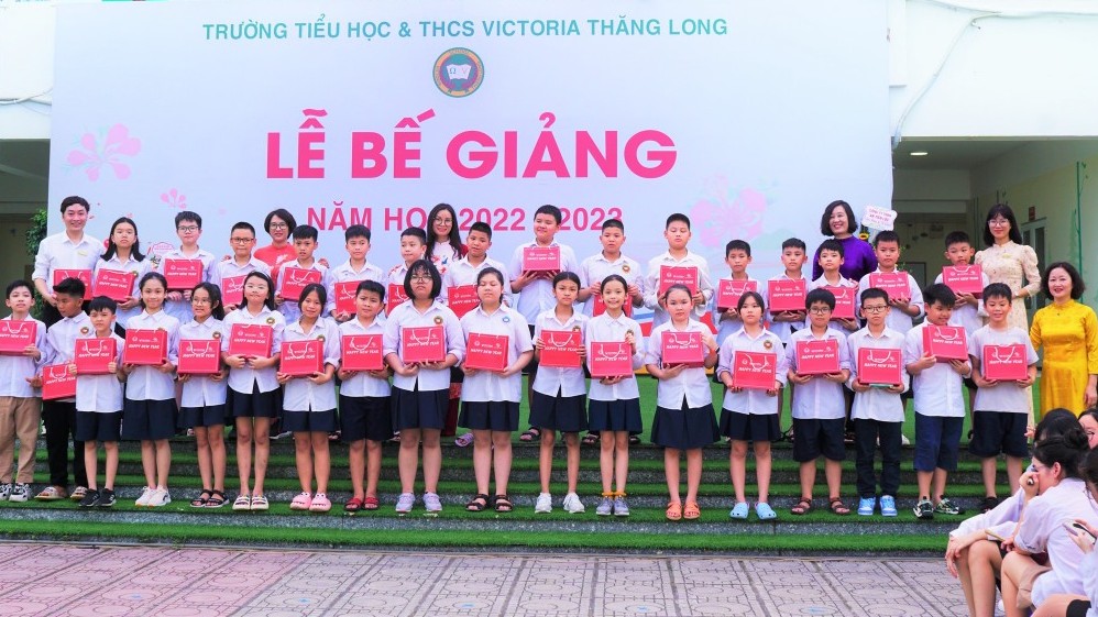 Các học sinh một trường liên cấp ở Hà Nội đoạt 1.607 huy chương và giải thưởng
